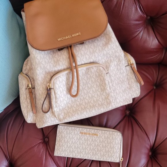Michael Kors Abbey Cargo Backpack, w/ wallet - White & Tan main image 4